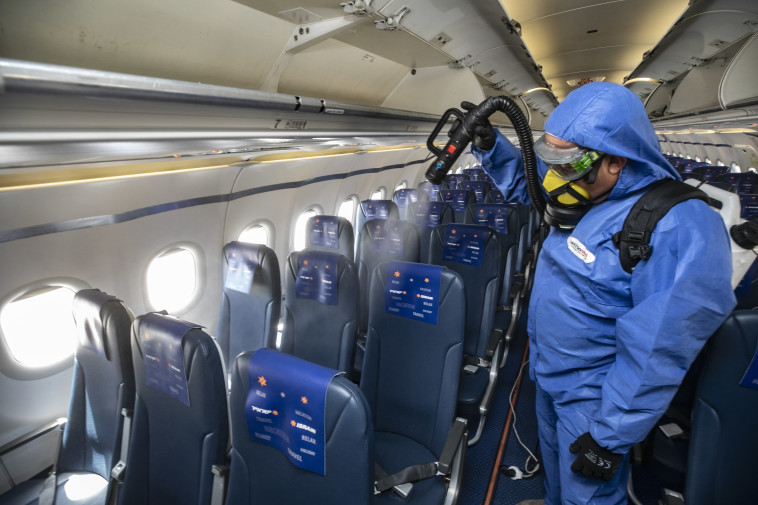 קורונה - חיטוי מטוס נוסעים אחרי טיסה (למצולם אין קשר לנאמר בכתבה)