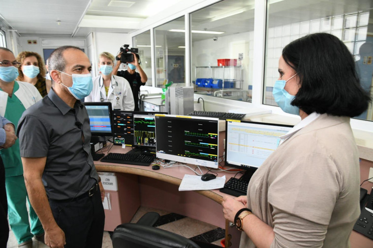 פרופ' גמזו בביקור בבית החולים רמב''ם (צילום: צילום מסך)