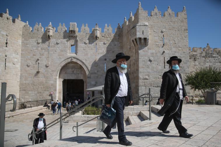 קורונה - חרדים עוטים מסכה, ארכיון (למצולמים אין קשר לנאמר בכתבה)