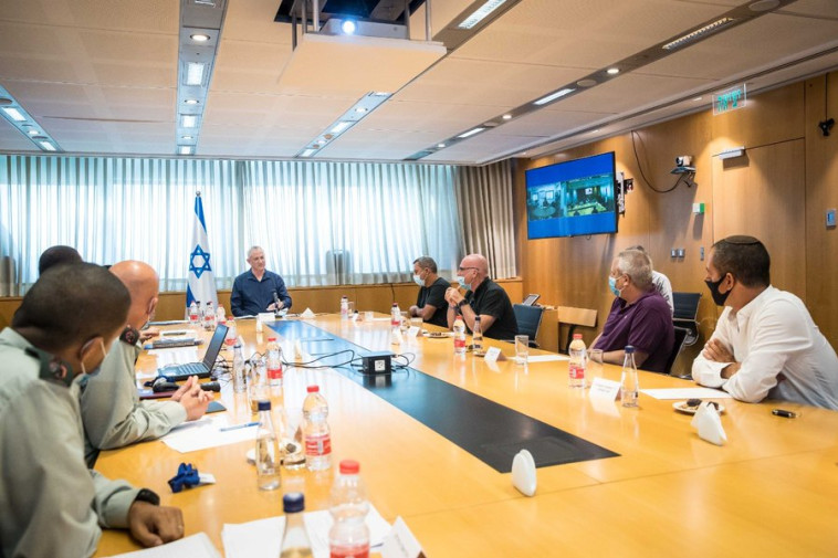 גנץ בדיון עם ראשי הרשויות בדרום