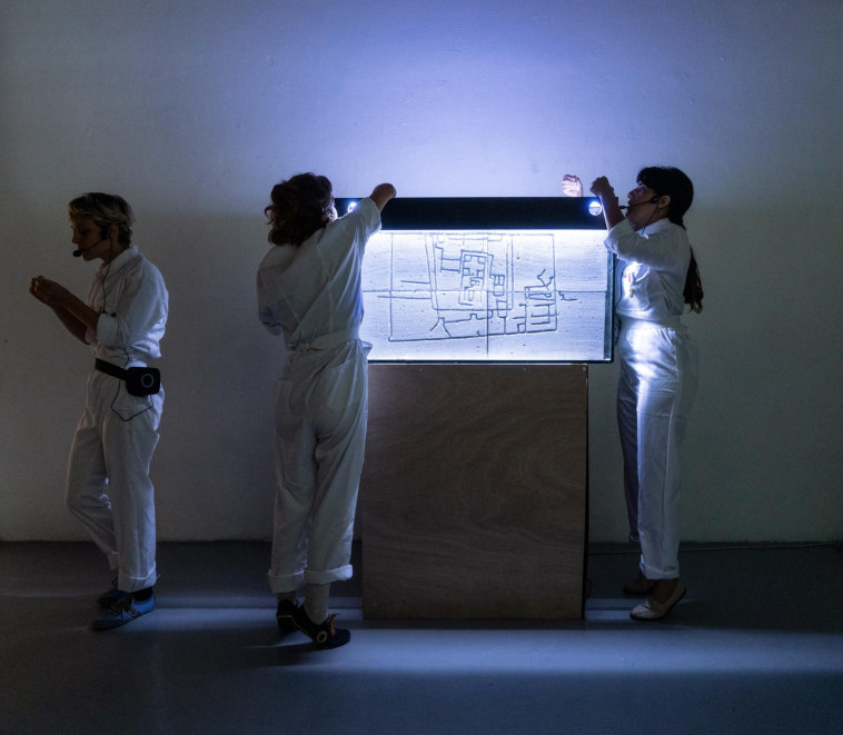 ההצגה ''על אדמה מוזרת''