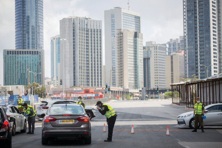 שוטרים אוכפים סגר