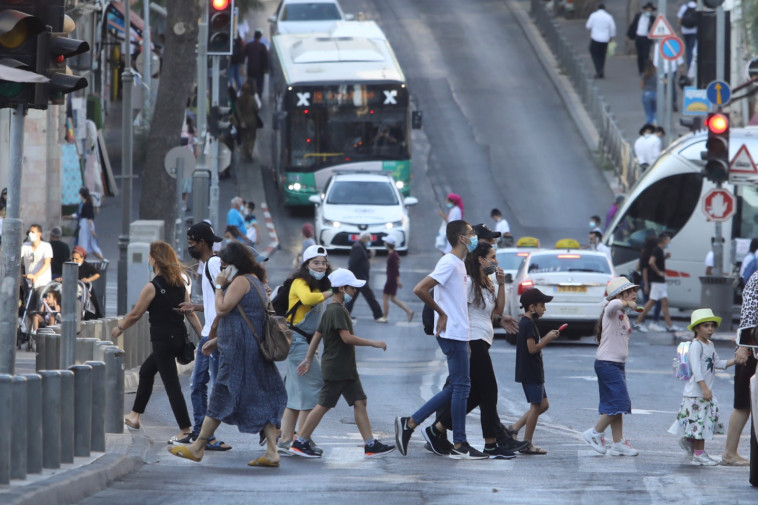קורונה בישראל - אנשים הולכים ברחוב עם מסכה (אילוסטרציה, למצולמים אין קשר לנאמר בכתבה)