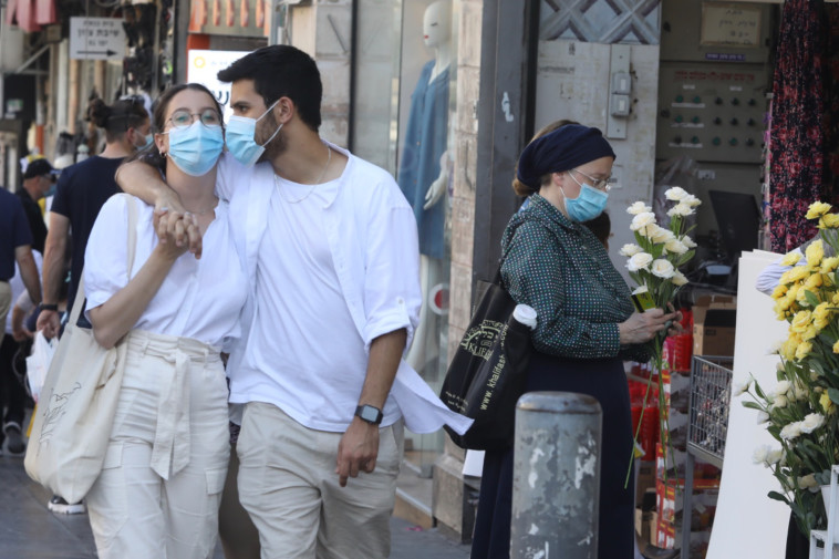 קורונה בישראל - אנשים הולכים ברחוב עם מסכה (אילוסטרציה, למצולמים אין קשר לנאמר בכתבה)