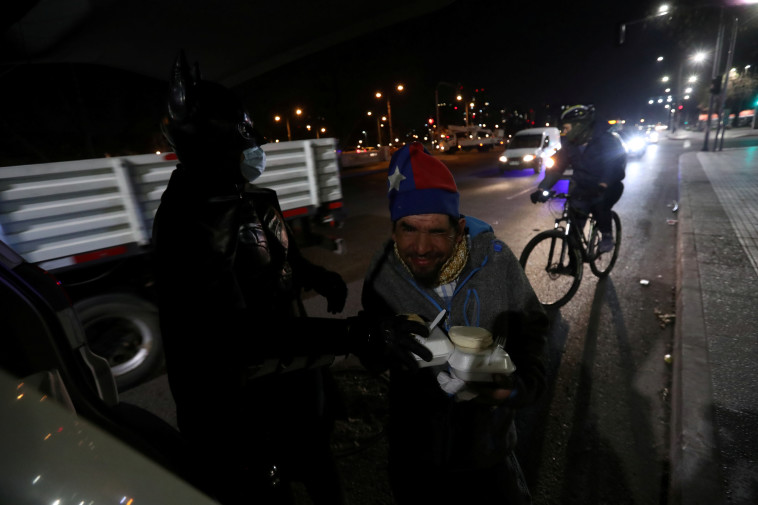 באטמן מחלק מזון לנזקקים