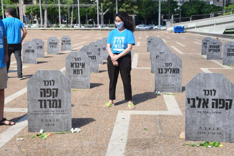 מיצג ''בית הקברות לכלכלה'' שהוקם בכיכר רבין