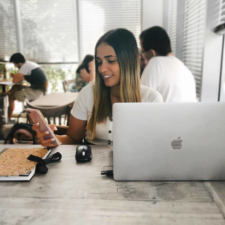 נטלי בבית קפה, מייצרת הכנסה בתור יוצרת תוכן