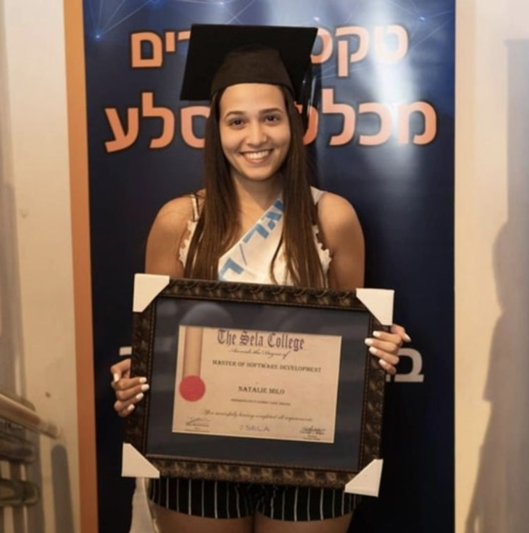 נטלי מקבלת תעודה לאחר סיום לימודי טכנות
