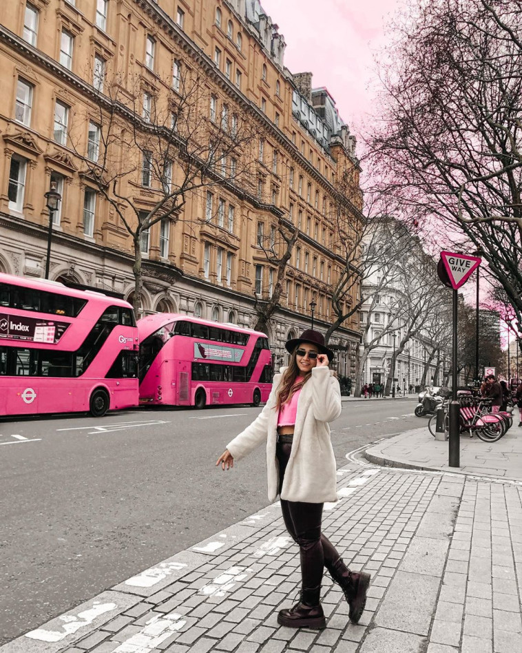 נטלי מייצרת הכנסה בתור יוצרת תוכן בחופשה בלנדון