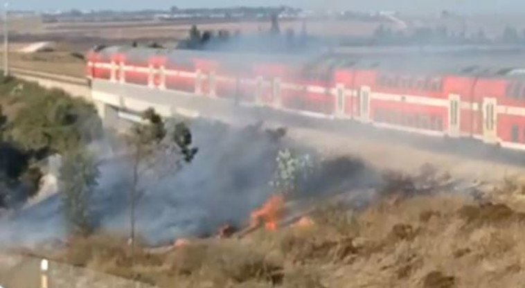 שריפה ליד רכבת במ.א. שדות נגב (צילום: צילום מסך טוויטר)