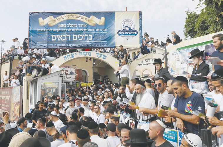 מתפללים באומן