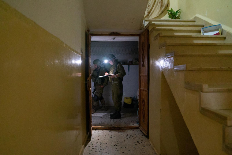 חיילי צה''ל ממפים את בית המחבל