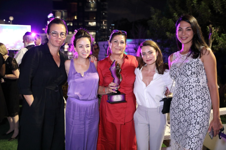 מימין מורן אטיאס, צופית גרנט, זוהר יעקובסון, נלי טגר ואניה בוקשטיין בטקס אשת לפידות לשנת 2020