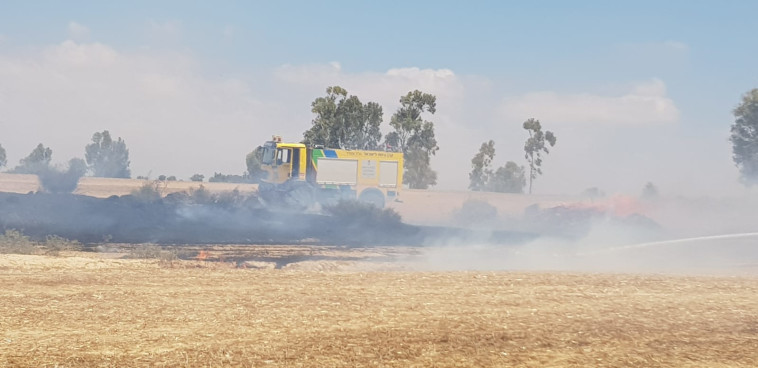 כיבוי שריפה שפרצה מבלון תבערה בעוטף עזה