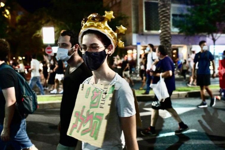 מפגינה בכיכר רבין