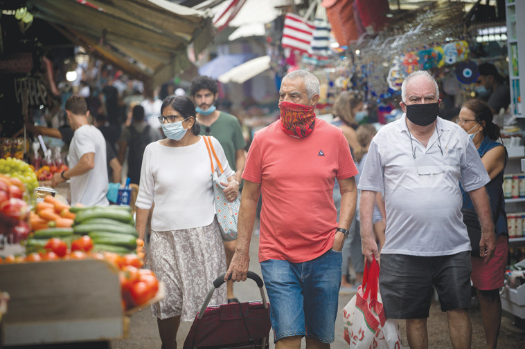 אנשים בשוק הכרמל בתל אביב