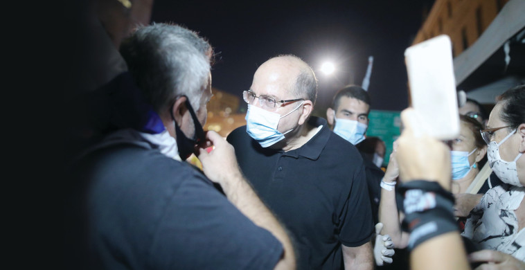 בוגי יעלון בין המפגינים