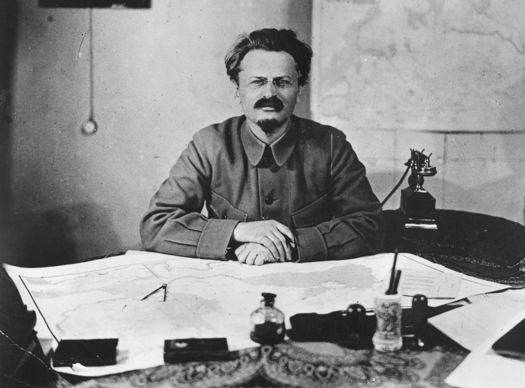 טרוצקי בעבודתו