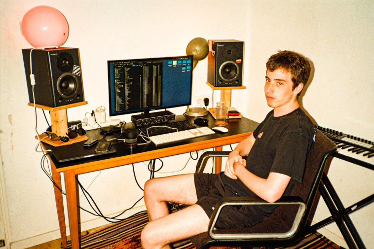 עומר שפריר באולפן הביתי