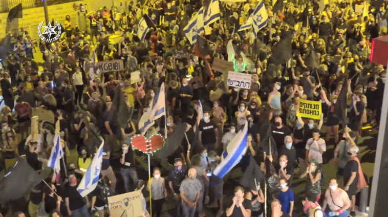 מפגינים נגד נתניהו בבלפור