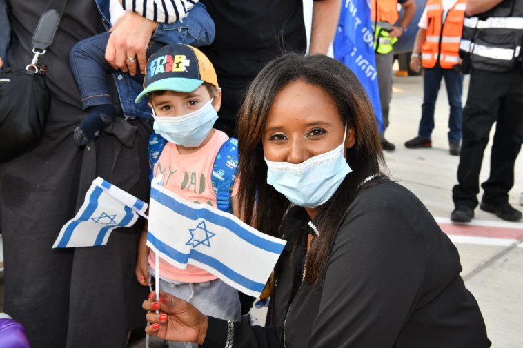 השרה פנינה תמנו שטה מקבלת עולים מצרפת