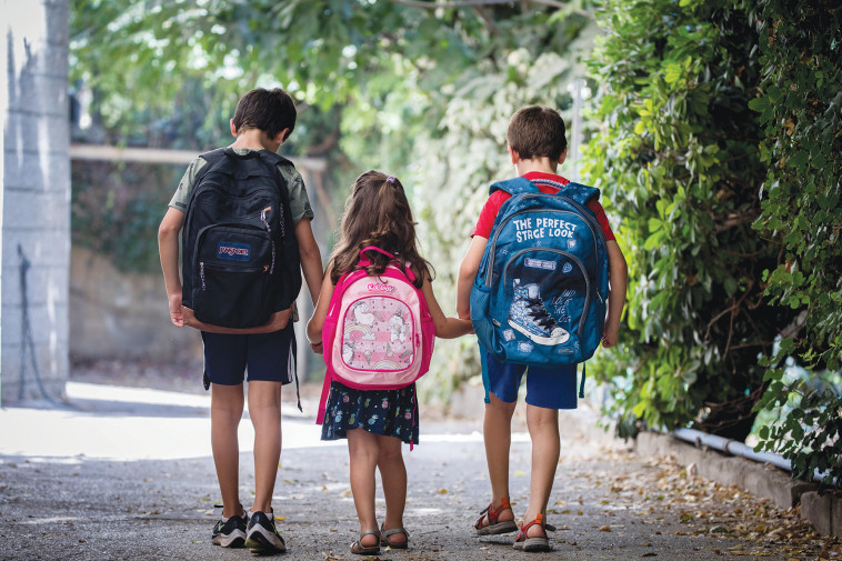 ילדים הולכים לבי''ס 