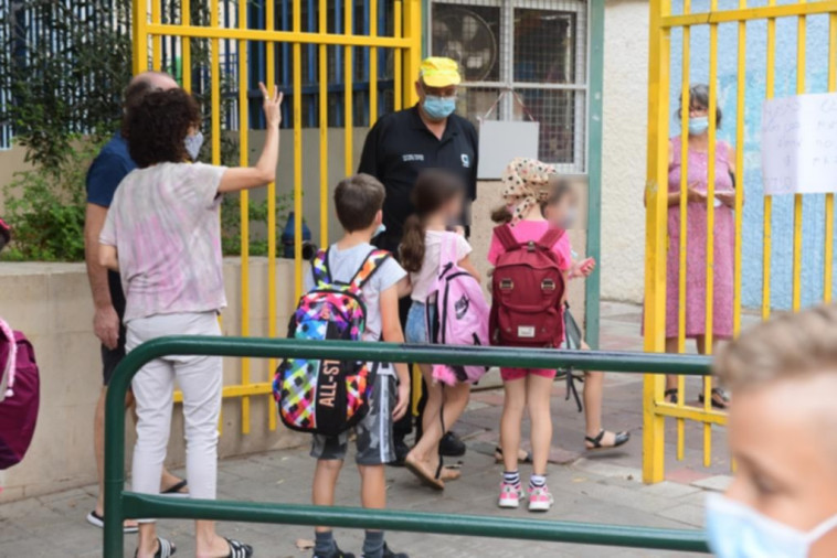 ילדים הולכים לבית הספר (צילום: %אבשלום ששוני%)