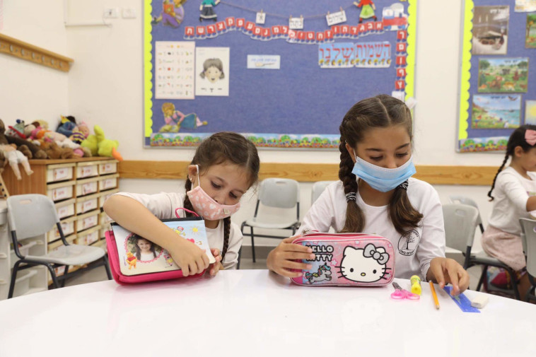 תלמידות ביום הראשון ללימודים 