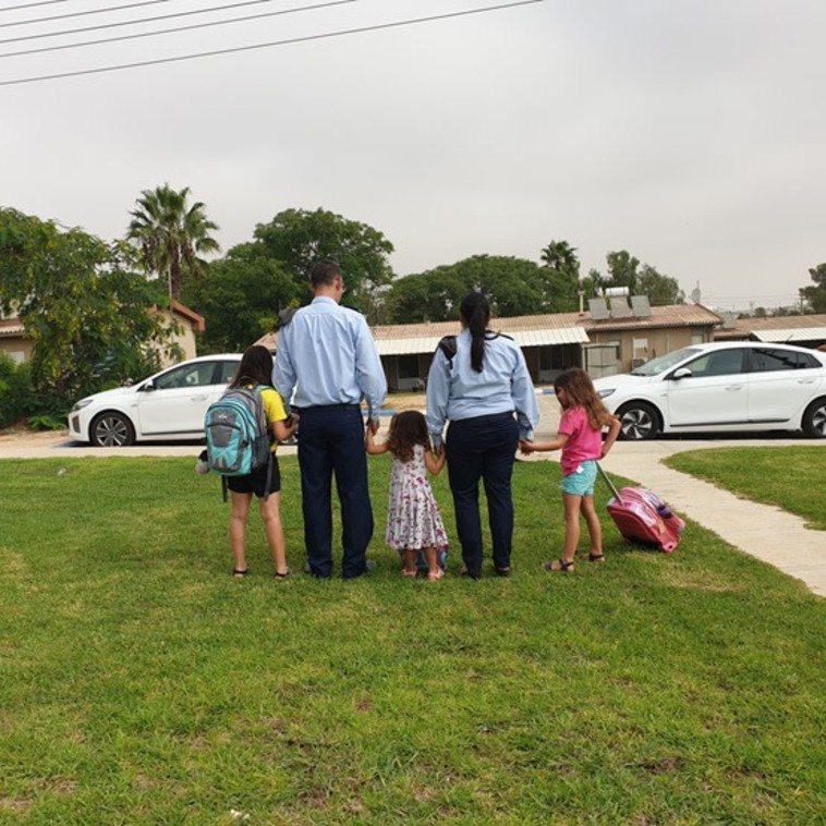 סא''ל א' וסא''ל ג' עם בנותיהם