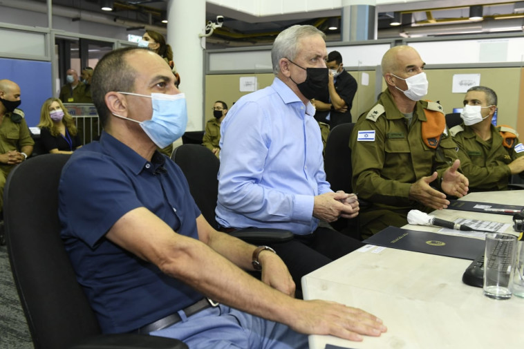 שר הביטחון גנץ ופרופ' גמזו במפקדת הקורונה היום