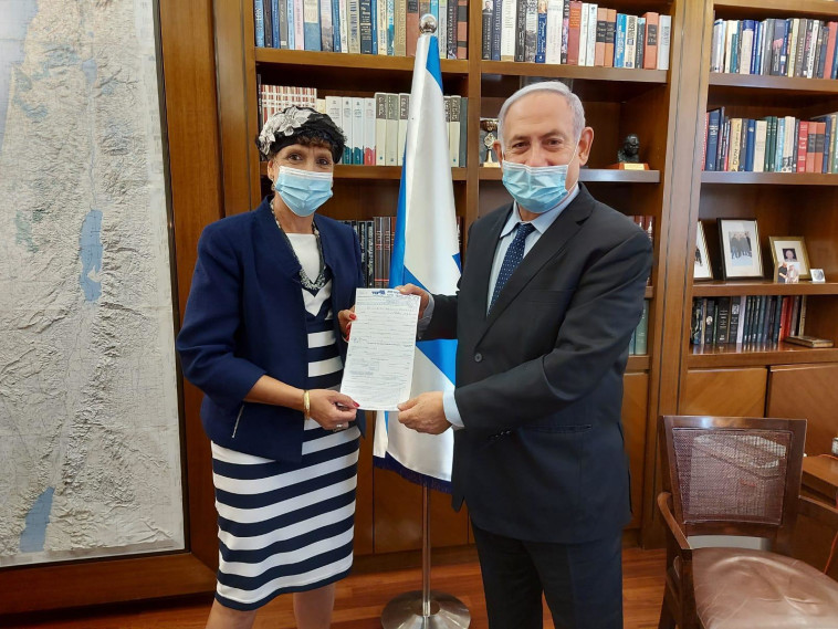 שולי מועלם מתפקדת לליכוד לצד בנימין נתניהו