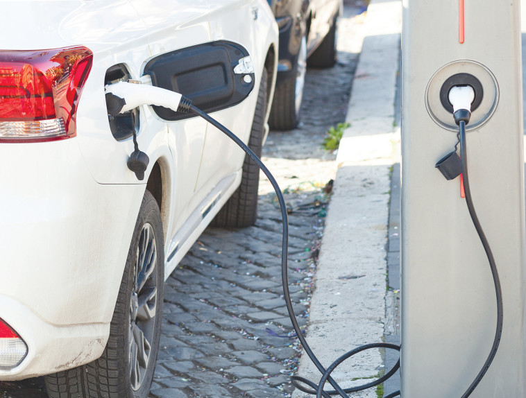 רכב חשמלי בטעינה