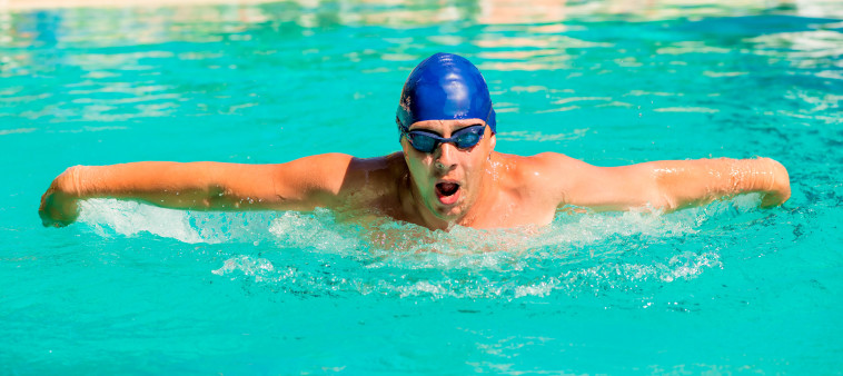 שחייה בבריכה