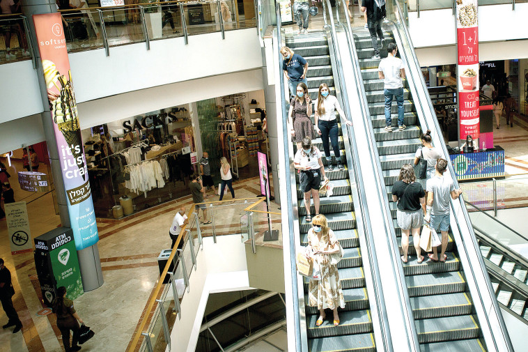 אנשים בעזריאלי עם מסכות