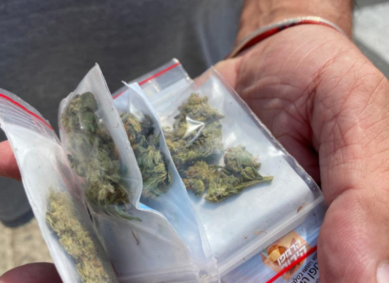 תושב ת''א חזר עם שלל של שקיות גראס