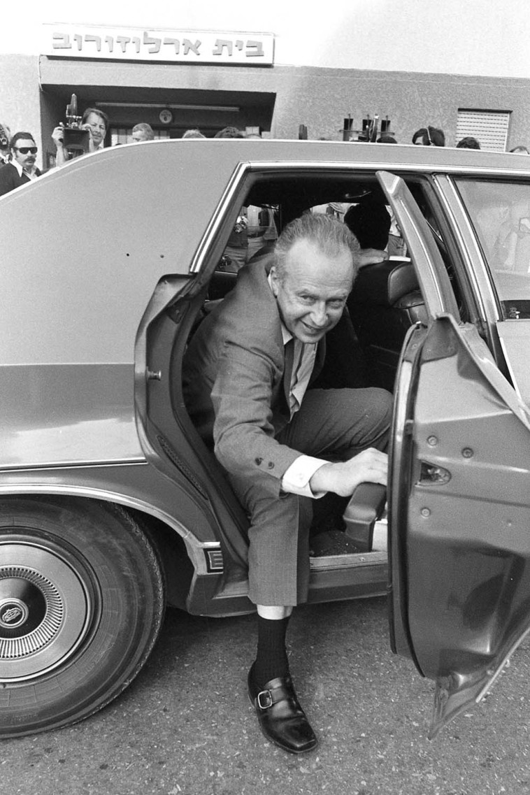 יצחק רבין יורד ממכונית השרד שלו, 1974