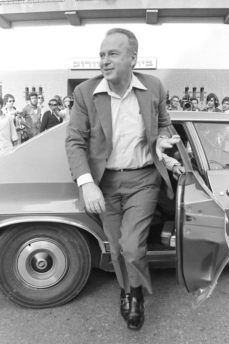 יצחק רבין יורד ממכונית השרד שלו, 1974 (צילום: שמואל רחמני)