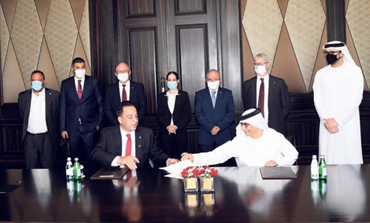 רונן פרץ חותם על ההסכם הכלכלי עם איחוד האמירויות