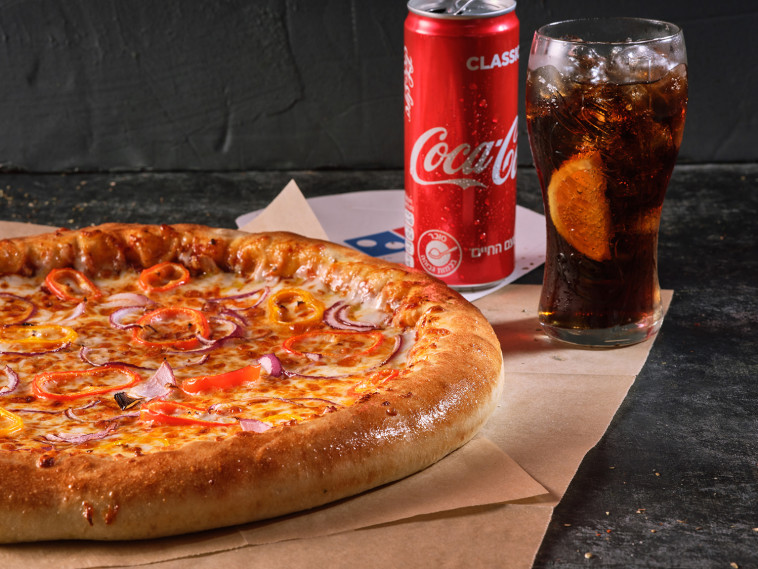 פיצה דומינוס לצד משקה קוקה-קולה