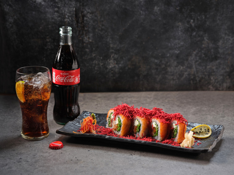 סושי של ג'פניקה לצד משקה קוקה-קולה