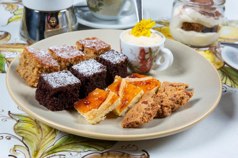 צלחת עוגיות כולל קאנטוצ׳י.