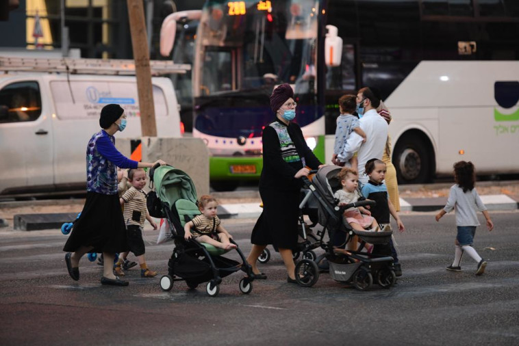 נשים חרדיות במסיכה, בני ברק (צילום: אבשלום ששוני)