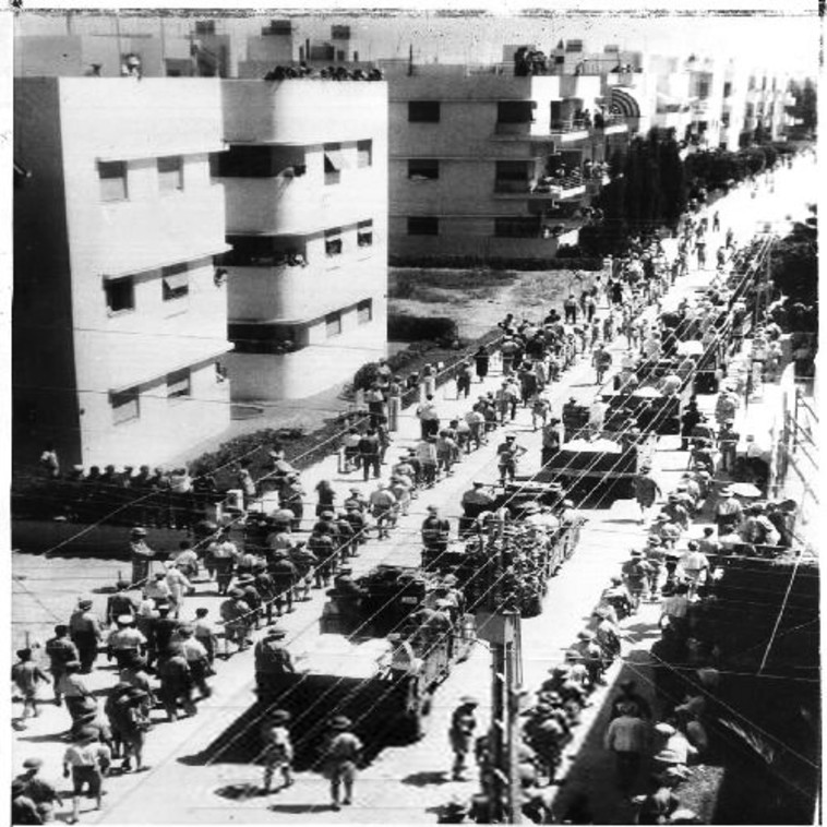 הלוויה המונית אחרי ההפצצה האיטלקית על תל אביב, 1940