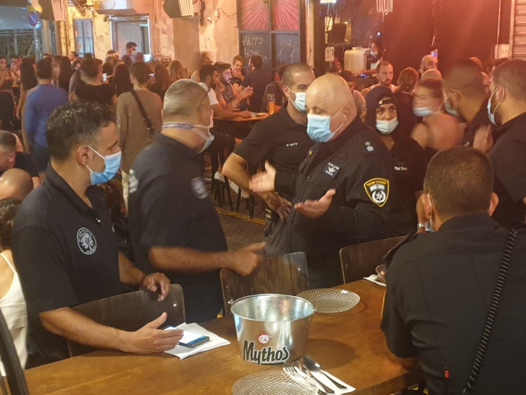 שוטרים אוכפים את הנחיות ביפו