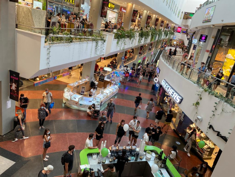 קורונה - אנשים עם מסכה בדיזינגוף סנטר בתל אביב (למצולמים אין קשר לנאמר בכתבה)