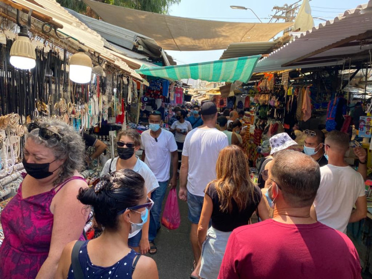 קורונה - אנשים עם מסכה בשוק הכרמל בתל אביב (למצולמים אין קשר לנאמר בכתבה)