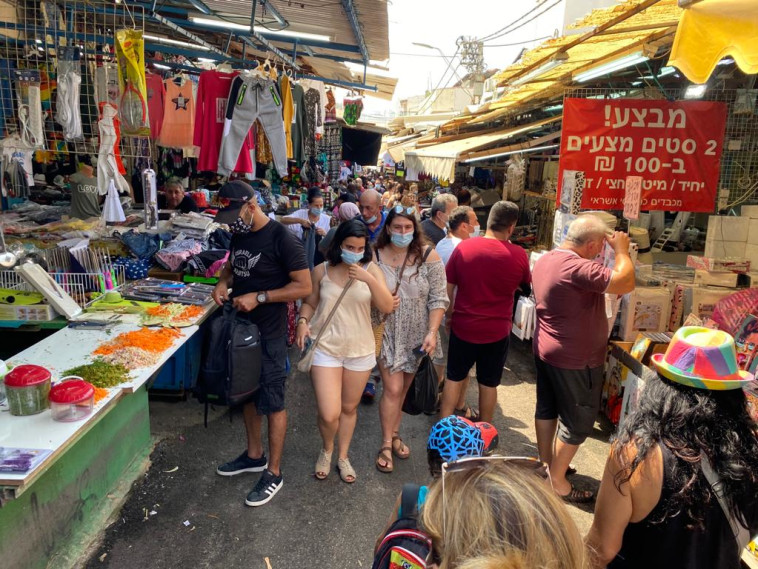 קורונה - אנשים עם מסכה בשוק הכרמל בתל אביב (למצולמים אין קשר לנאמר בכתבה)