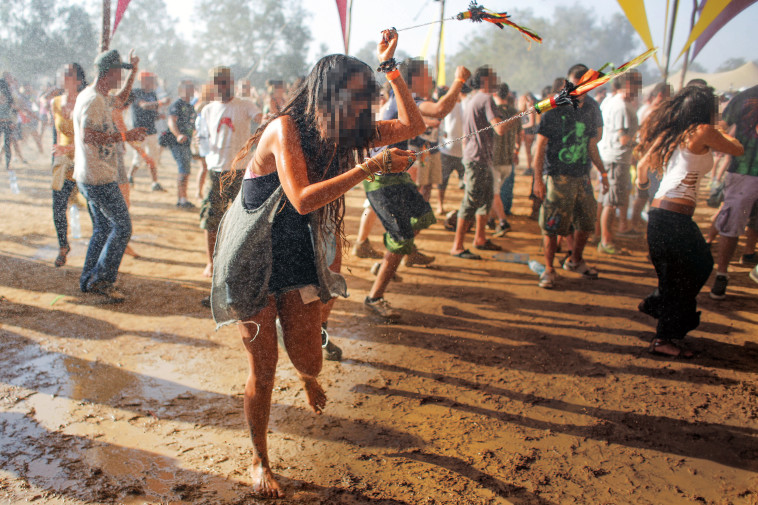 צעירה במסיבת טבע (למצולמים אין קשר לכתבה)