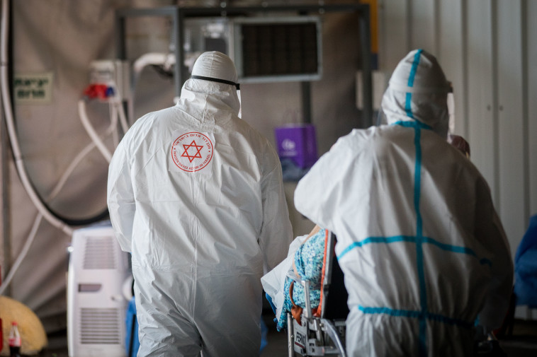 קורונה - צוות מד''א סמוך לבית החולים שערי צדק (למצולמים אין קשר לנאמר בכתבה)