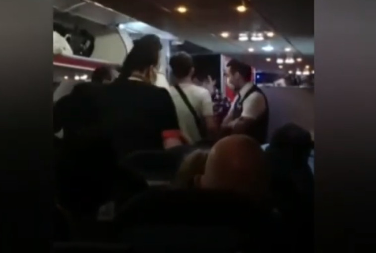 התוקף מפונה מהמטוס ע''י משטרת טורקיה